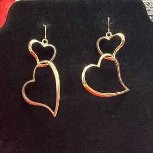Gold tone heart-shaped earrings ♥️
